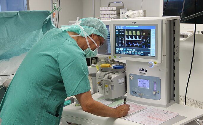 Anästhesist bei der Dokumentation von Patientenwerten