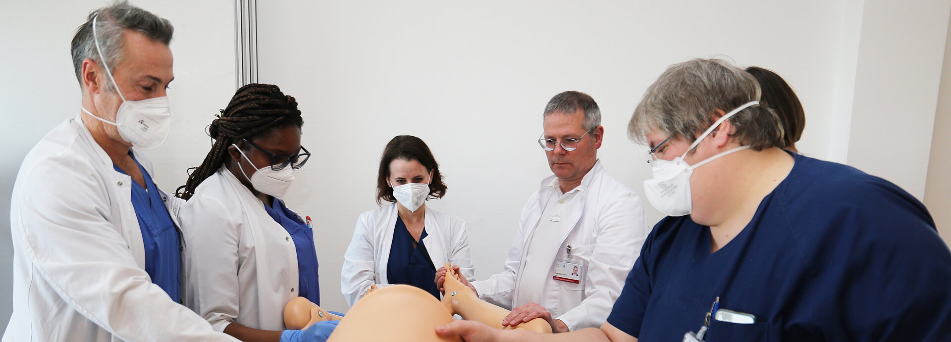 Das Team der Geburtshilfe am Klinikum Wetzlar unter der Leitung von Chefarzt Dr. Peter Stuzmann trainierte verschiedene Notfallszenarien mit einer Simulationspuppe.