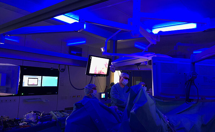 Blaues Licht im Operationssaal