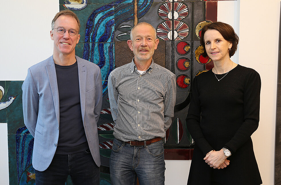 Foto von Seelsorger Peter Hermann mit Tobis Gottschalk und Katja Streckbein, Geschäftsführung der Lahn-Dill-Kliniken