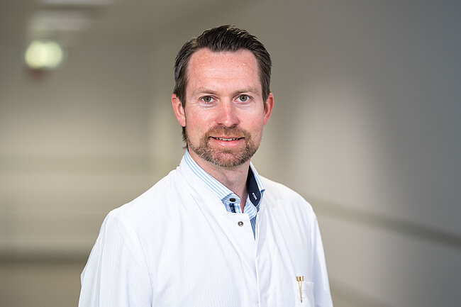 Portriait von Dr. med. René Burchard, Chefarzt Orthopädie/Unfallchirurgie und Sport- und Gelenkklinik Dillenburg.