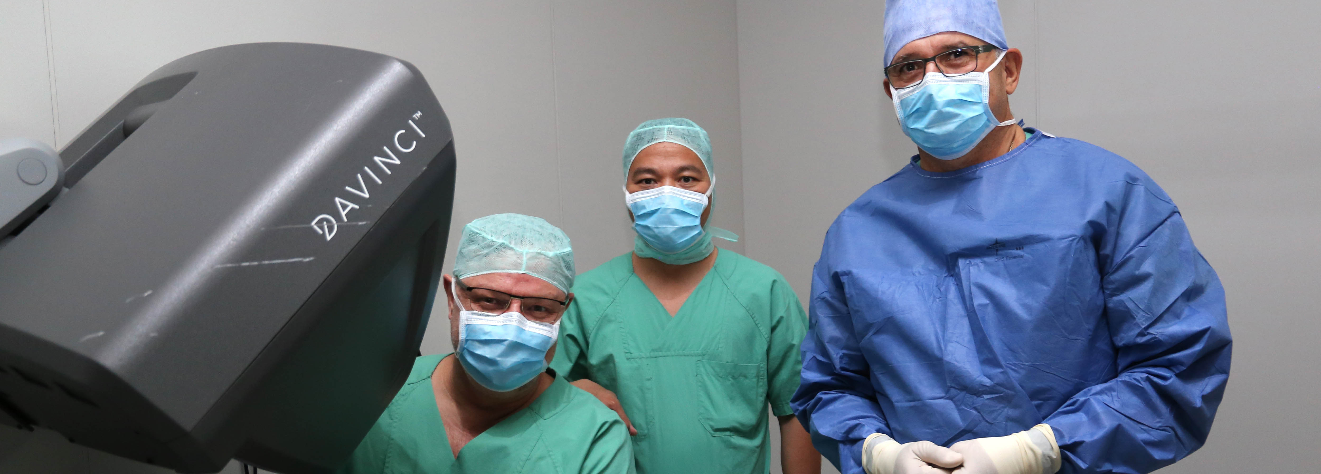Im Operationssaal: Zwei Ärzte des Carl-Thiem-Klinikums Cottbus waren die ersten, die Priv.-Doz. Dr. Frank Ulrich (links) über die Schulter schauten. 
