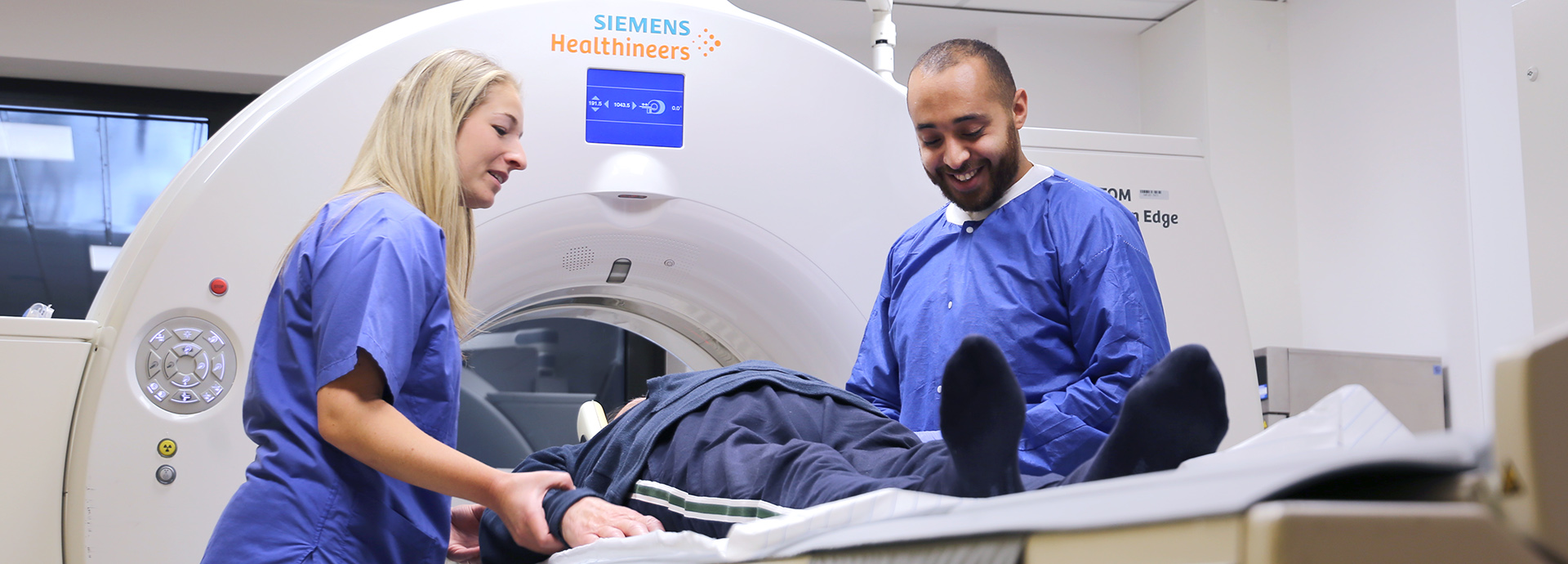 Mitarbeiter der Radiologie am Klinikum Wetzlar bereiten CT-Untersuchung vor