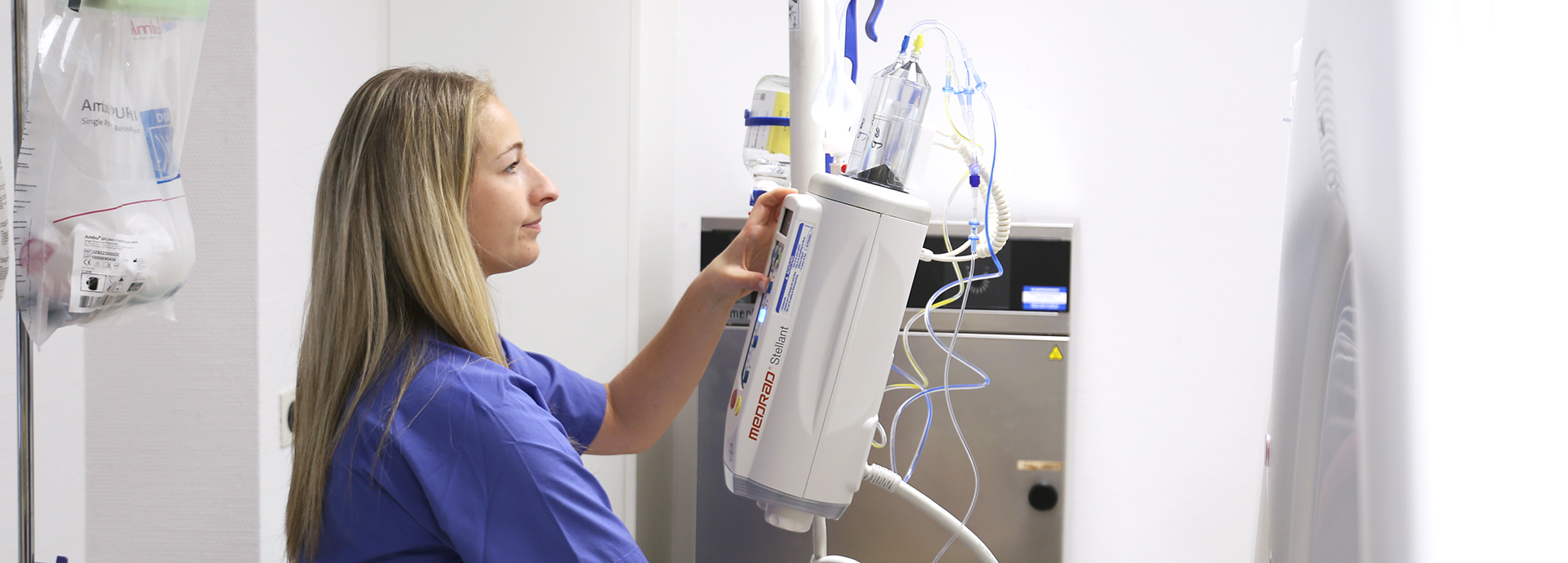 Mitarbeiterin der Radiologie am Klinikum Wetzlar bereitet CT-Untersuchung vor