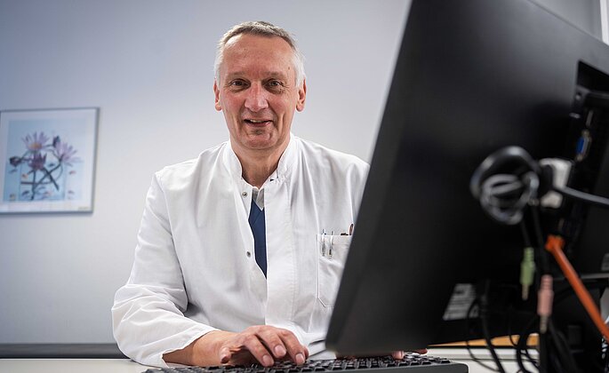 Dr. Bernd Göbel, Chefarzt Geriatrie Klinik Falkeneck in Braunfels im seinem Büro am Schreibtisch. 
