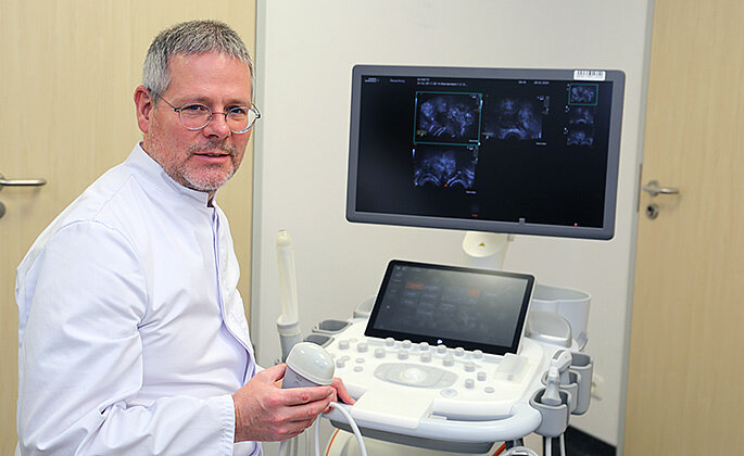 Chefarzt Dr. Peter Stuzmann mit Ultraschallgerät