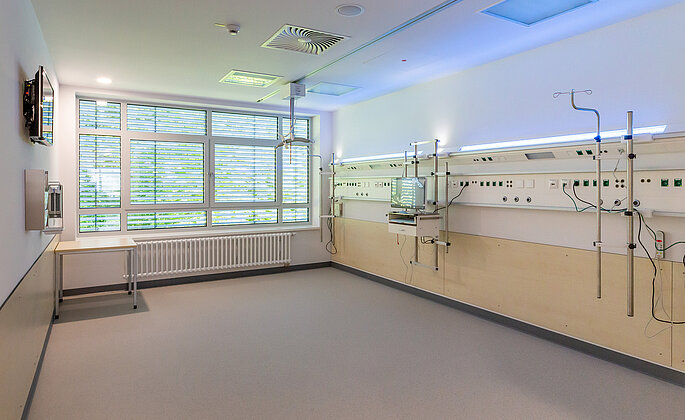 Neue Lichtgestaltung in einem Patientenzimmer auf der hochmodernen Weaning-Station an den Dill-Kliniken