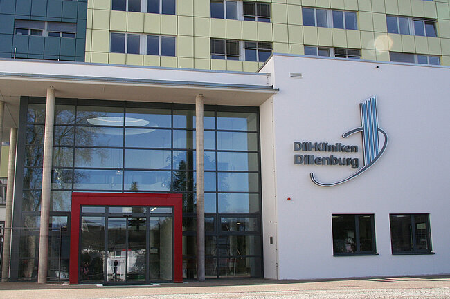 Bild vom Eingang der Dill-Kliniken. 