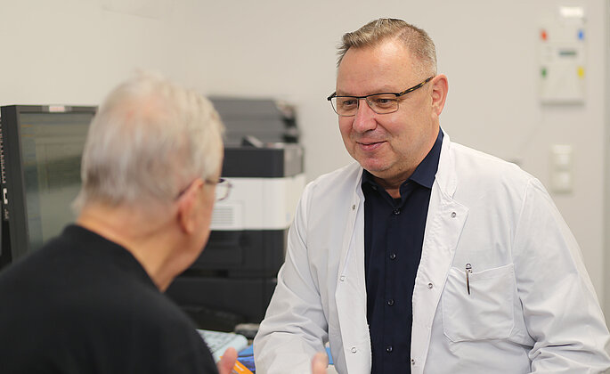 Chefarzt Dr. Frank Ulrich im Gespräch mit einem Patienten. 