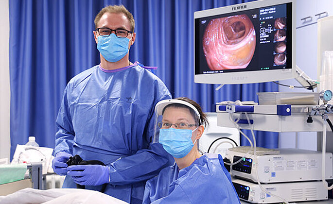 Zwei Mitarbeiter beim endoskopieren. 