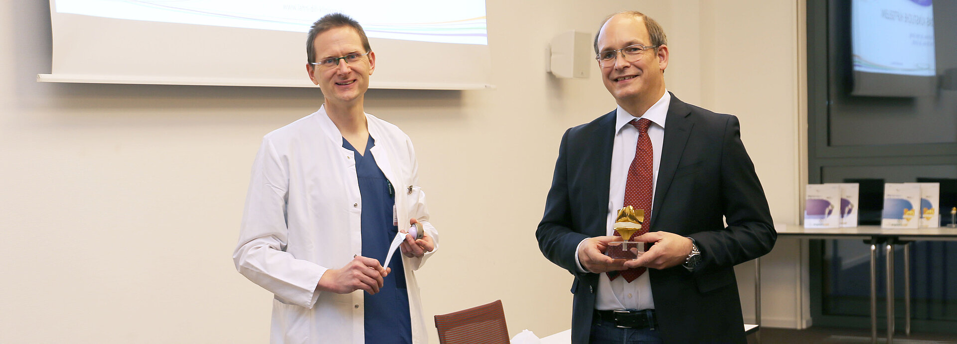 (v.l.) Informierten über aktuelle Möglichkeiten innerhalb der Endoprothetik: Dr. Kai Peter Drastig und Prof. Dr. Jan Schmitt 