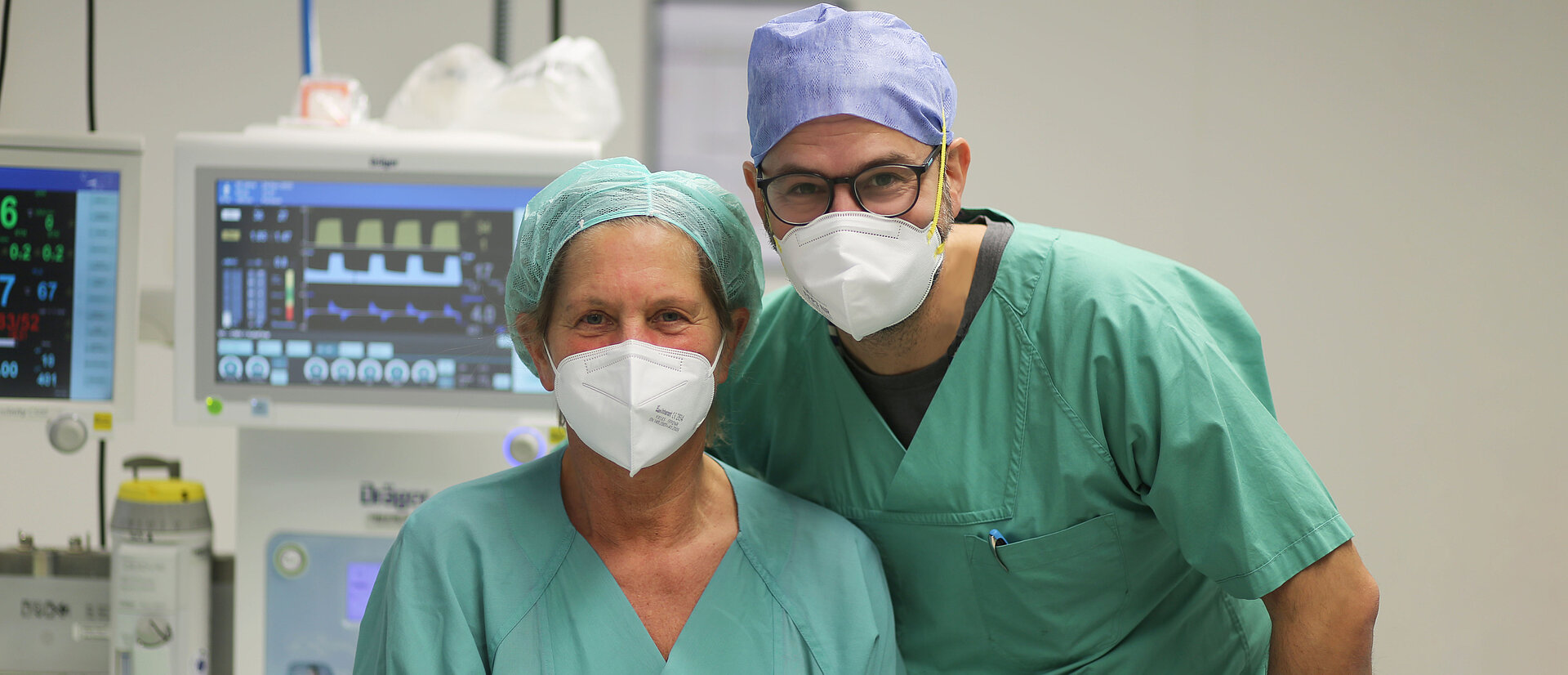 Mitarbeiter der Anästhesie während der Überwachung im OP