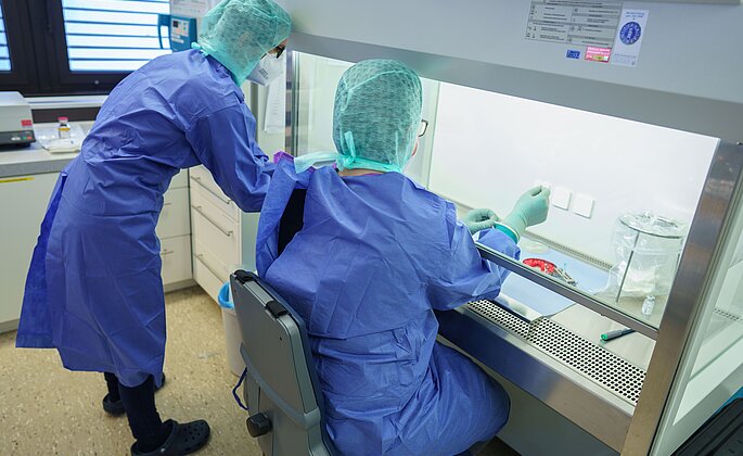 Mitarbeiterinnen der Zentralapotheke der Lahn-Dill-Kliniken am Standort Wetzlar bereiten die Impfung gegen Corona vor
