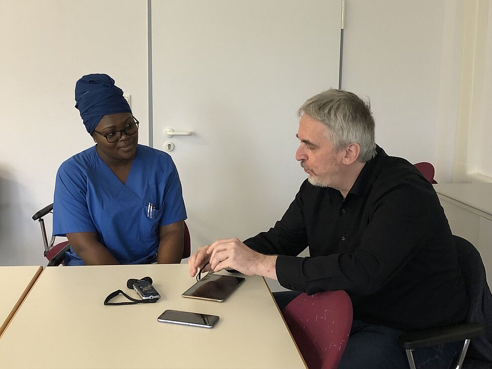 Frank Mignon im Gespräch mit Verena Achick-Muyu, Krankenpflegerin in den Dill-Kliniken in Dillenburg