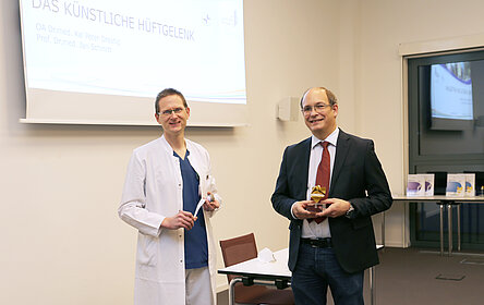 (v.l.) Informierten über aktuelle Möglichkeiten innerhalb der Endoprothetik: Dr. Kai Peter Drastig und Prof. Dr. Jan Schmitt 