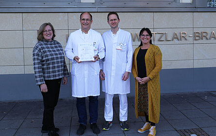 Prof. Dr. Jan Schmitt und Dr. Kai Peter Drastig bie der Übergabe des Zertifikats vor dem Klinikum Wetzlar