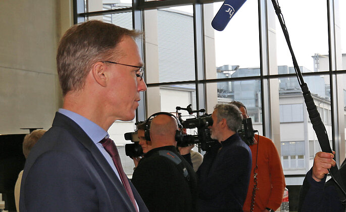 Geschäftsführer Tobias Gottschalk bei einem Interview mit dem Hessischen Rundfunk. 