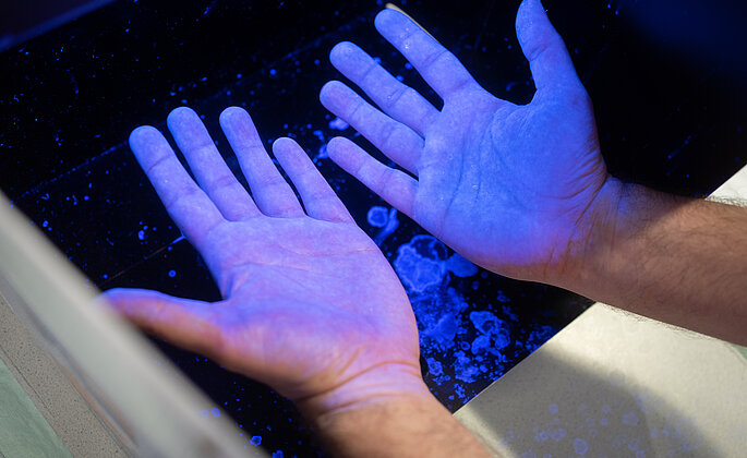 Kontrolle der Händehygiene durch Schwarzlicht, durchgeführt durch die Abteilung der Krankenhaushygiene der Lahn-Dill-Kliniken am Klinikum Wetzlar