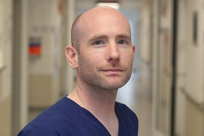 Portrait von Daniel Baier, Facharzt für Anästhesiologie.