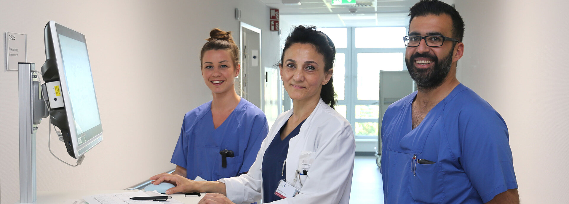 Sariye Arguc, Oberärztin der Klinik für Innere Medizin, auf Station mit Pflegekräften