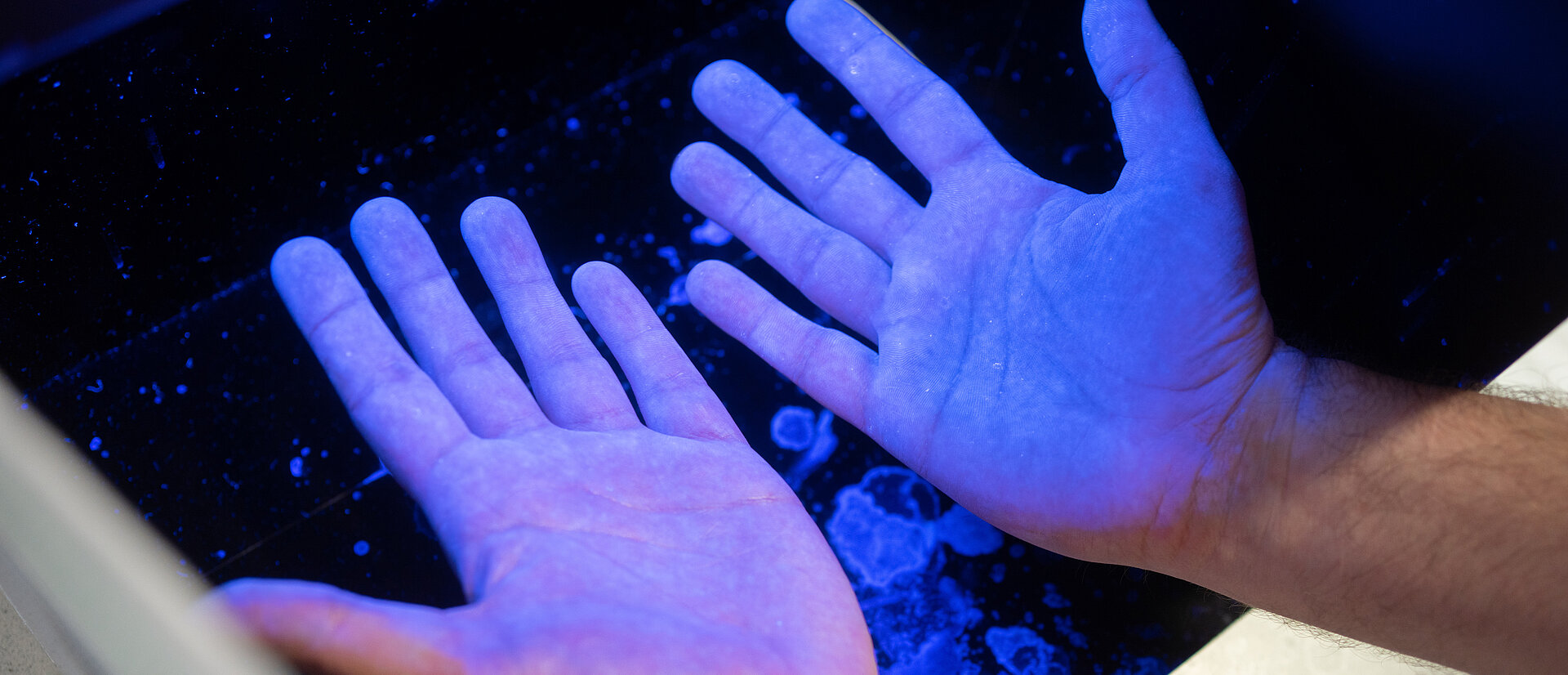 Kontrolle der Händehygiene durch Schwarzlicht, durchgeführt durch die Abteilung der Krankenhaushygiene der Lahn-Dill-Kliniken am Klinikum Wetzlar