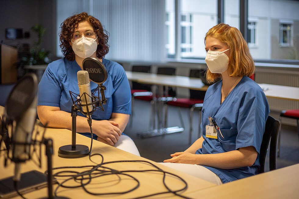 Linda Ritschel, Gesundheits- und Krankenpflegerin in den Dill-Kliniken, und Karolina Heun, Medizinische Fachangestellte in den Dill-Kliniken  während der Podcast-Aufnahmen