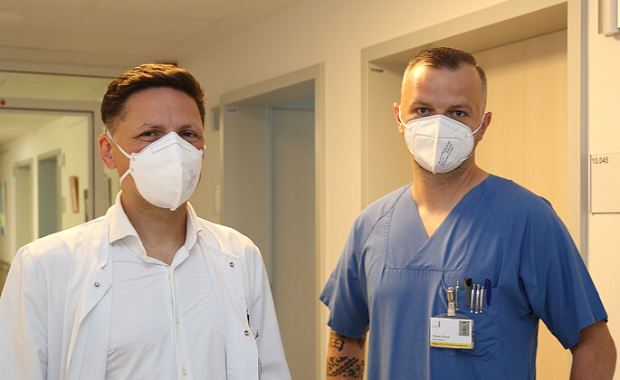 Chefarzt Dr. Garlonta mit Tobias Dussa, Bereichsleitung Pflege