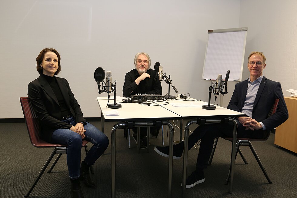 Die Geschäftsführung der Lahn-Dill-Kliniken, Katja Streckbein und Tobias Gottschalk, im Gespräch mit Frank Mignon.