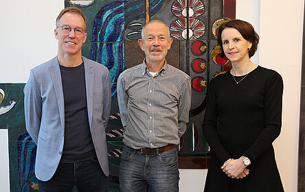 Foto von Seelsorger Peter Hermann mit Tobis Gottschalk und Katja Streckbein, Geschäftsführung der Lahn-Dill-Kliniken
