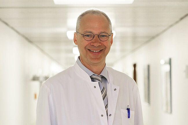 Portrait von Dr. med. Jörg Timmer, Leitender Oberarzt der Klinik für Gynäkologie und Geburtshilfe, Leiter Beckenbodenzentrum Lahn-Dill