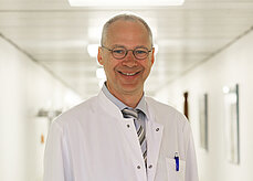 Portrait von Dr. med. Jörg Timmer, Leitender Oberarzt der Klinik für Gynäkologie und Geburtshilfe, Leiter Beckenbodenzentrum Lahn-Dill