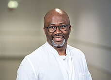 Portrait von Dr. med. Christian Charles Ondo Meva, Chefarzt der Klinik für Allgemeine, Viszerale und Onkologische Chirurgie.