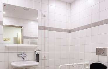 Innenansicht Bad eines Patientenzimmers auf der Weaning-Station an den Dill-Kliniken 