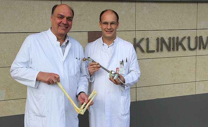 Dr. Gausepohl und Prof. Schmitt vor der Klinik