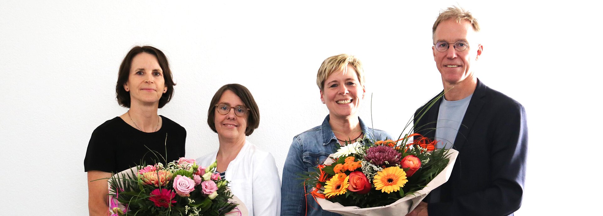 Katja Streckbein (links) und Tobis Gottschalk (rechts) begrüßen die neuen Seelsorgerinnen Friederike Fleck (2.v.l.) und Susanne Schmid (3.v.l.) 
