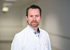 Portriait von Dr. med. René Burchard, Chefarzt Orthopädie/Unfallchirurgie und Sport- und Gelenkklinik Dillenburg.
