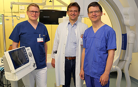 Das verantwortliche Kardiologen-Team von links nach rechts: Oberarzt Florian Gilbert, Chefarzt Professor Dr. Martin Brück und der leitende Oberarzt Thorsten Runde