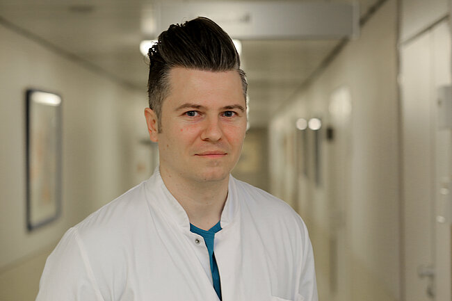 Portrait von Dr. med. Dominik Muhrer, Oberarzt Plastische, Ästhetische und Handchirurgie.